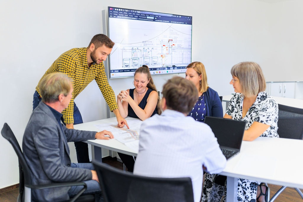 Das Team beim Arbeiten im Büro